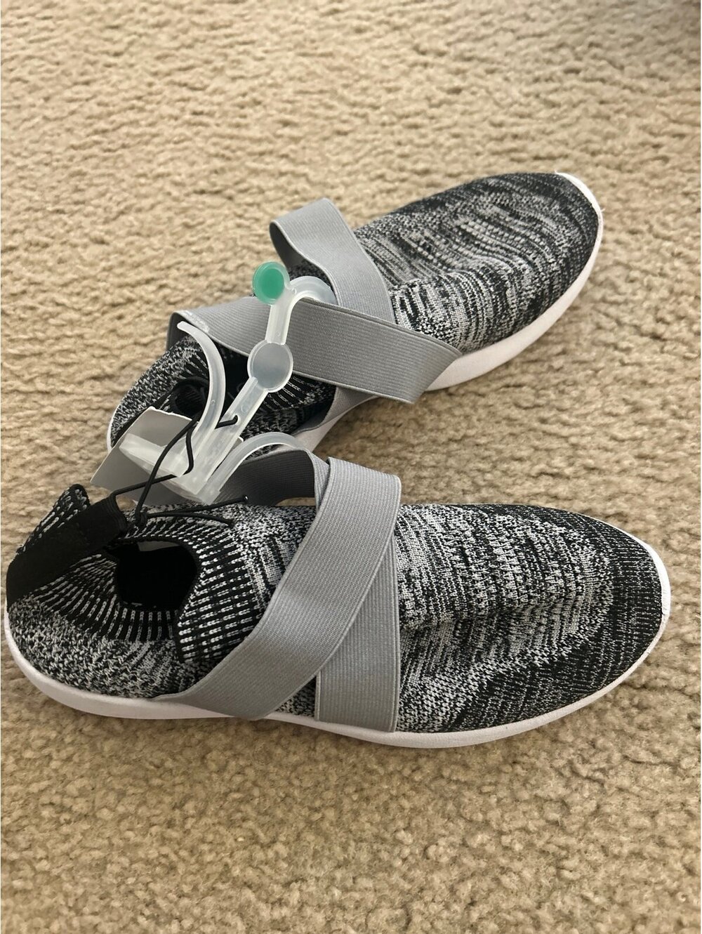 C431 Shoes woman sneakers gray size 7/8 west loop